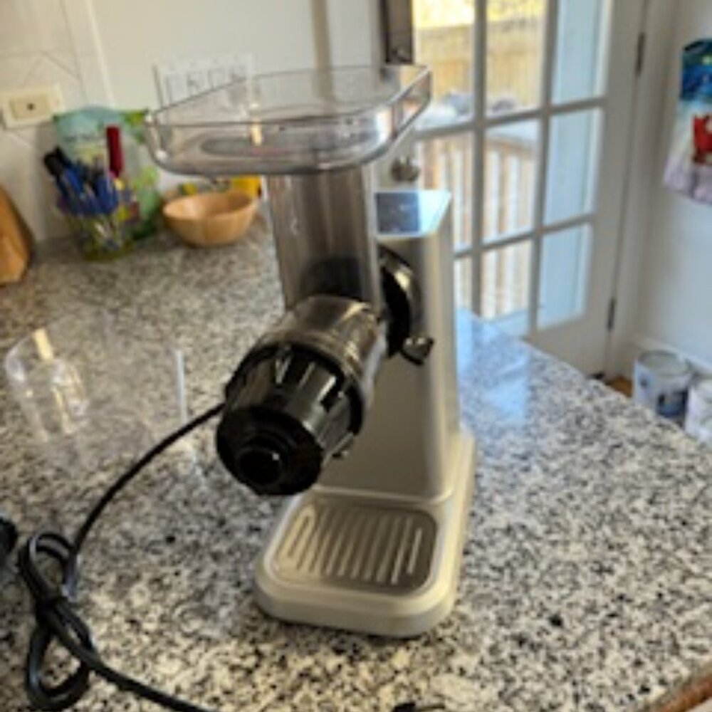 Hurom celery and greens horizontal slow juicer   $349 + tax new